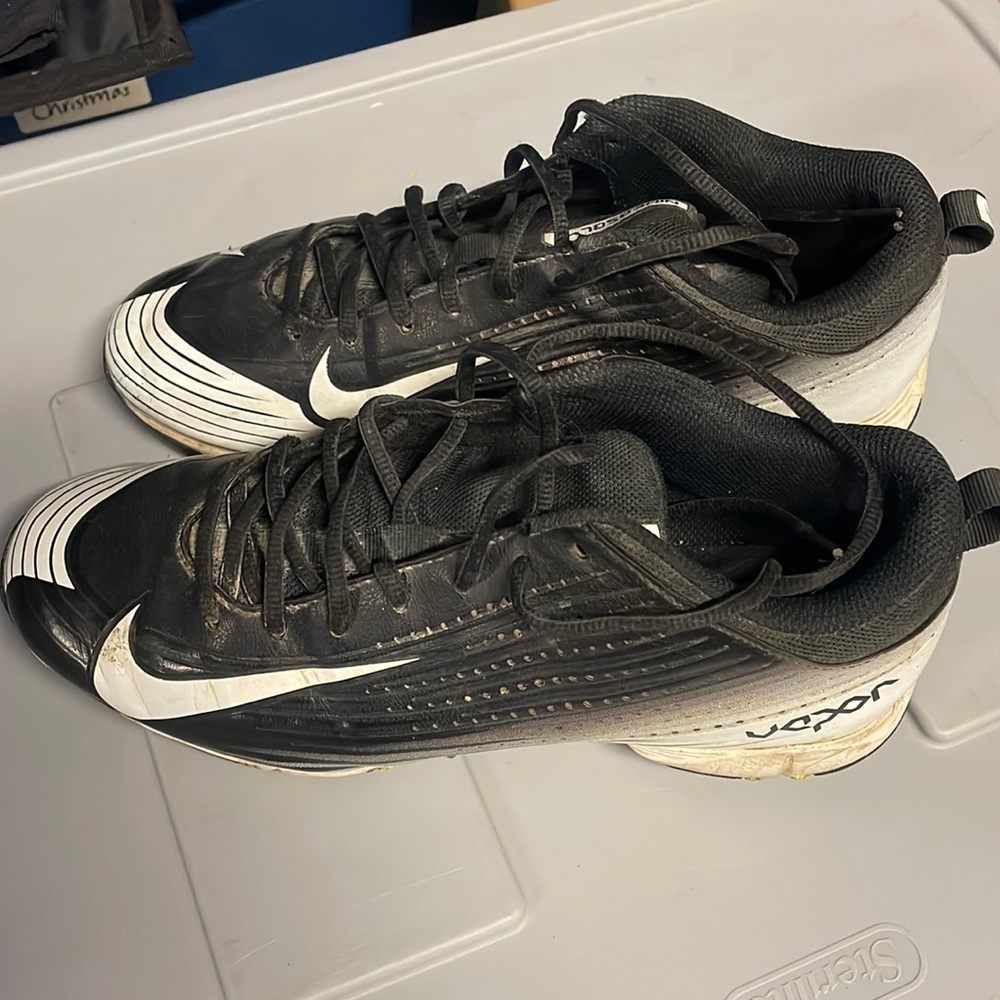 Black and white Nike baseball cleats